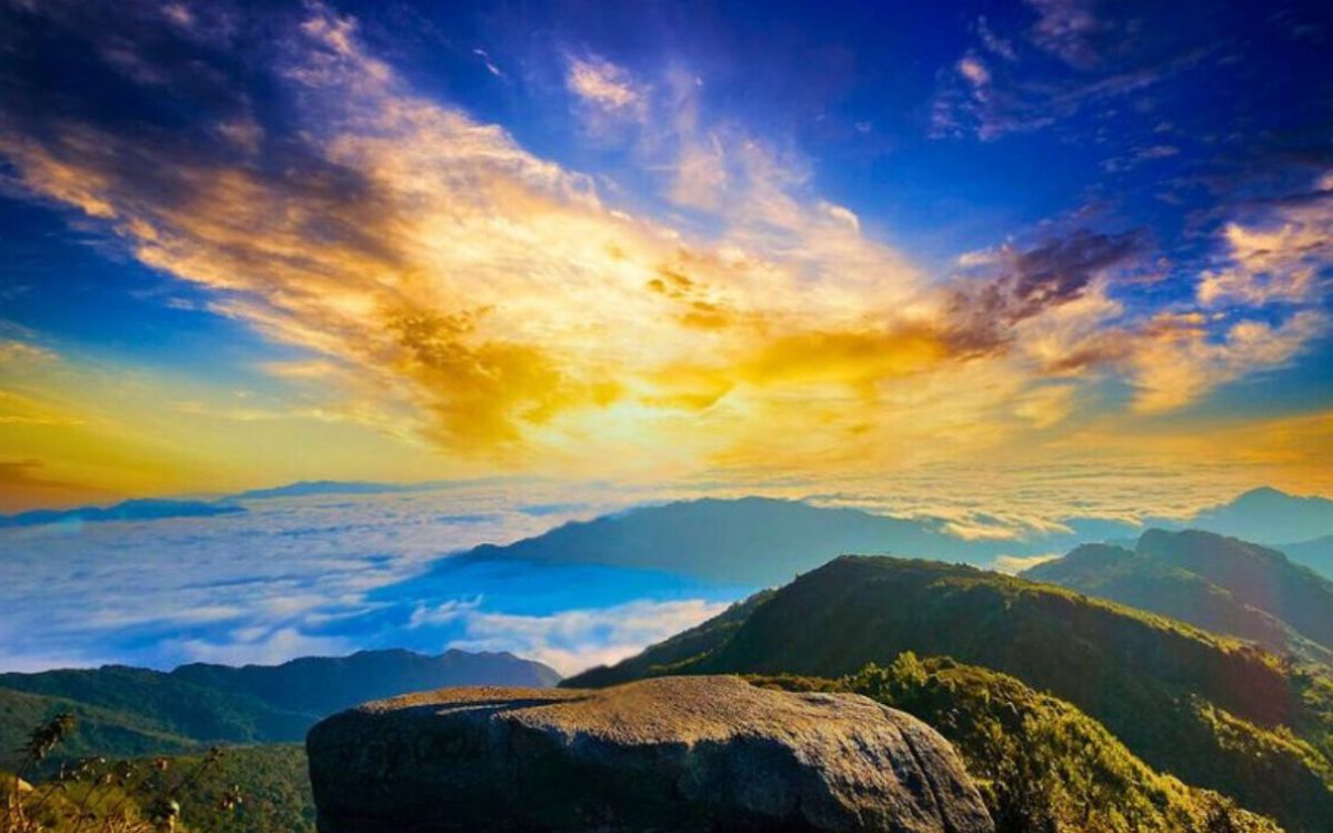 Kinh nghiệm trekking Lùng Cúng từ A đến Z: Chinh phục “nóc nhà Yên Bái”