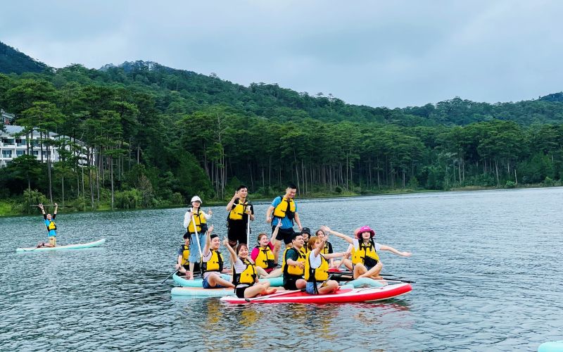 Top 3 Địa Điểm Cho Thuê SUP Hồ Tuyền Lâm (2025) Dalat Discovery To hop cac hoat dong the thao duoi nuoc