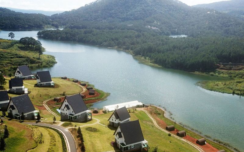 Hồ Tuyền Lâm: Hướng Dẫn Trekking & Chèo SUP Chi Tiết Từ A-Z Trekking Ho Tuyen Lam Kham Pha Cung Duong Rung Nui Huu Tinh