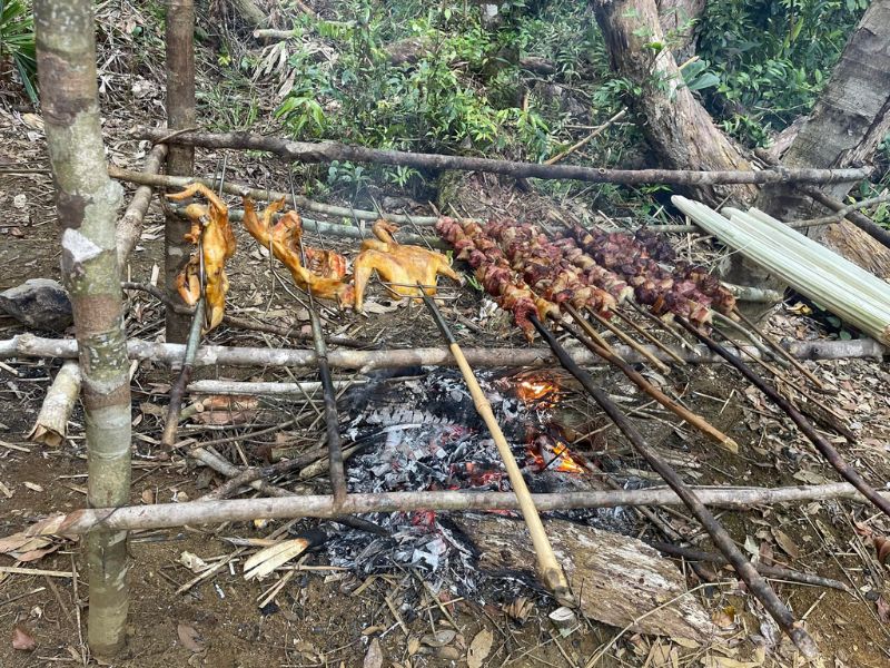 Trekking Thác K50: Chinh Phục Tuyệt Tác Thiên Nhiên Tây Nguyên an uong khi trekking 1
