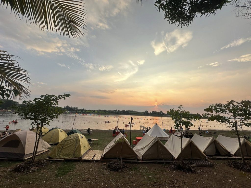 Dịch vụ cắm trại Glamping tiện nghi tại hồ Trị An dành cho gia đình.